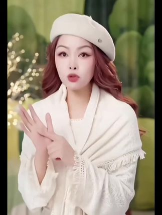 这条裙子真的太适合去旅游了!它是一件针织的连衣裙,还自带一个同面料的披肩,而且上面有很多这种竖条纹的小花边,穿起来就特别显瘦。裙子是那种很宽松的版型,所以无论胖瘦都能驾驭。面料也是那种很有质感的,不管是正面还是侧面看都超级好看!