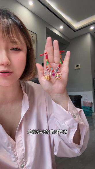 这是老辈人传下来的美好习俗,寓意带走所有不好的事情,祝愿孩子岁岁平安、健康长大#端午五色绳