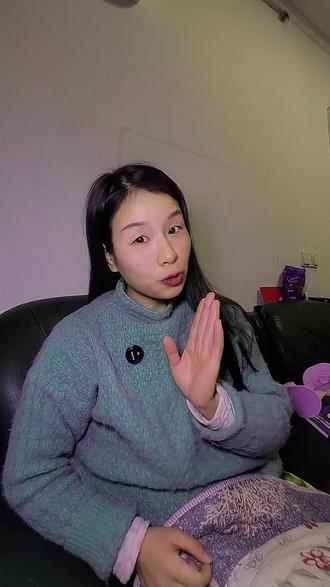 #真实生活分享计划 总有人说,平静是最好的感知力。可只有真正走过风雨的人才知道,平静从来不是与生俱来的,它是摔过跟头、淌过眼泪、尝过心碎滋味后,一点点悟出来的道理。我曾和自己较劲,和那些过不去的往事较劲,反复追问“为什么?凭什么?”,一遍遍回想那些伤神的事情,结果只是把自己困在原地,耗尽了心力。后来我终于慢慢想通,那些刻骨铭心的糟心事,就像尘封在抽屉里的旧信,不必拿出来反复翻阅,却也不必刻意抹去,就让它安安静静地待在那里,成为岁月的一部分。生活本就是这样,草木本无意,荣枯自有时。花开花落,云卷云舒,从来都有它自己的节奏,我们不必强求,不必追赶。于是学着不再较劲,不再奔赴那些不属于自己的热闹,不再为还没到来的明天忧虑,不再为已经逝去的昨天耿耿于怀。我不再好奇别人的生活,不再揣测别人的想法,不再和谁争个是非对错,也不再咄咄逼人地讨要一个说法。那些引起内耗的人和事,多想一下都觉得多余,把时间和精力收回来,还给自己,还给爱人,还给孩子,还给身边值得你呵护的人,才是最要紧的事。好好吃饭,好好睡觉,好好照顾自己和身边的人。我就在原地,不奔赴也不退缩,不急不慢地走着,把日子过成自己喜欢的模样#种草激励计划 #原创视频 #女性成长 #女性创业