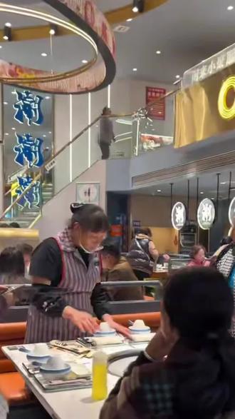 #潮牛道 #附近美食 #特色美食餐厅 #高性价比聚餐#圣桦时代广场潮牛道,潮牛道100多吃大桌赶紧抢菜品新鲜丰富还有各种小吃环镜好