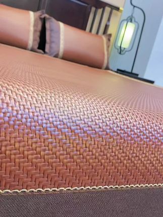 源头厂家直销现货现发,加厚老藤凉席,可水洗可板刷,耐磨耐用,现在来我直播间,还有礼品哦!#凉席三件套#艾草冰丝凉席 #藤席艾草三件套