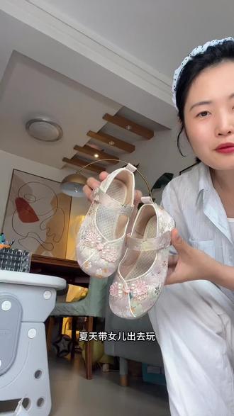 给女儿入了双超好看的国风鞋,搭裙子裤子都巨好看!关键才这个价,真的太值了,做工细节特别到位#童鞋#母婴好物#汉服鞋#中国风鞋子#女童鞋