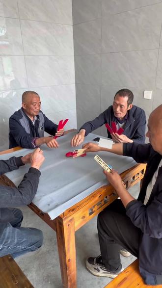 川西农村小院的长牌局 纯娱乐,不🎲,
老一辈的休闲时光,
藏着快要失传的非遗民俗文化。#严禁赌博仅供娱乐 #棋牌文化传承 #非遗传承 #四川长牌斗十四 #农村原创视频