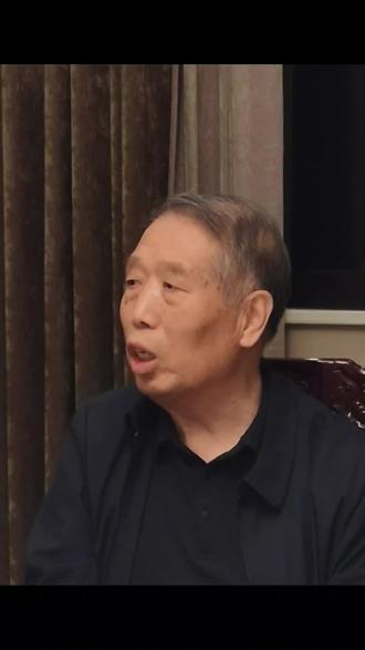 班固墓在扶风,班氏故里在扶风。在东汉,班氏一门,英雄辈出。一部班家史,半部东汉史。他们为多民族国家的形成,为中华文明的发展延续建立了彪炳史册的功勋。他们广阔的胸襟,伟大的品格,是世世代代的扶风人、班氏族裔和每一位中国人的精神楷模和学习典范。清代乾隆御史、陕西巡抚毕沅,为班古墓立碑纪念。在清代扶风乡贤祠就将班彪、班固、班超祀奉其中,在飞凤山有三班祠,康熙57年,扶风知县丁腹松在三班祠增祀班昭,成为四班祠。清雍正9年,扶风知县张娄度在县城东街为班昭建曹大家祠,并撰写了2200字的长文记述班昭的博学多才和懿德典范。孙中山先生赠给云南护国将军蔡锷的诗联说:“平生慷慨班都护,万里间关马伏波!”把蔡锷比作扶风历史上著名的军事家班超和马援。
上世纪四十年代扶风中学的校歌就是班马敬颂,1956年,扶风县人民政的将班古墓申报为陕西省文物保护单位。1983年,原文化部部长贺敬之来扶风写诗:“班马尔后豪士谁?诸葛六出愧扶眉。昨夜犹闻彭总令,塞下新风兼程飞。”1986年,扶风县人民剧团编排演出了赞颂班超的大型秦腔历史戏《古道赋》。扶风剧作家罗铁宁写成16集电视连续剧《西出阳关》。更有生于班家谷的扶风著名作家袁银波,为保护弘扬班氏文化倾尽一生心血,在他75岁高龄,又写下弘扬班氏、马氏历代先贤的长篇小说《班氏演义》《马氏演义》,扶风军旅作家郎春,以他在新疆戍边十几年间扎实的实地调查考证,写下纪念班超的历史小说《班超传》,扶风剧作家张建国写出的秦腔剧《西域风尘记》被陕西省戏曲研究院搬上舞台等等。(张新浩在班氏文化研讨会上发言摘录)#班固#班超#扶风#中华传统文化