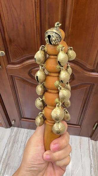 #哗啦棒 自己diy是真好啊,纯老桃木的棒子,想用什么铃铛就用什么铃铛,养娃尽头是玄学