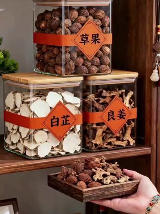 家常菜超饭店?3种冷门香料搞定!  别惦记饭店味了!3种小众香料,让家常味直接升级,还不用费脑调配方。  炖肉丢颗草果解腻增香,素卤加勺白芷提层次,鱼虾放良姜祛腥鲜翻倍。  每种就放一点,零门槛做出抢饭菜,盘底全刮光!  #调味料 #家常烹饪技巧 #草果 #白芷 #良姜 @DOU+小助手