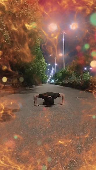 试图改变家族命运的人,注定背负着旁人的冷嘲热讽,成了就是你运气不错,输了就是那个旁人眼中好高骛远的堂哥。
#堂哥 #交易 #股民