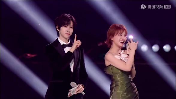 #腾讯星光大赏 #现场live #手势舞
来看看大家跳的手势舞吧,现场好欢乐呀!贺峻霖主持真的太棒了,也很开心他能跟许多前辈一起主持!