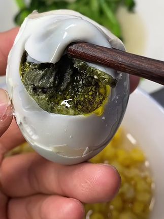 比榴莲臭豆腐还要臭香的臭鸭蛋,闻着臭吃着香!蛋黄黑黄流油,吃起来太香了#东北美食#臭鸭蛋#妈呀太香了 #闻着臭吃着香 #好吃不贵经济实惠