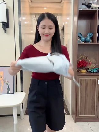 姐妹们!答应我都去给儿子整这件秋款软牛仔裤穿,宽松的版型贼舒服了。面料软软乎乎的,又潮又帅气,关键质量还杠杠的好,才这个价,放心入#童装 #面料柔软舒适 #百搭裤子@DOU+上热门 @DOU+好生意 @DOU+小助手