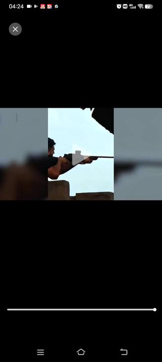 2025年12月14日下午,澳大利亚悉尼邦迪海滩发生大规模枪击事件,两名枪手向参加犹太光明节活动的人群扫射,造成16人死亡、40余人受伤,被澳方定性为针对犹太社区的“恐怖袭击”。
最新进展
2025年12月15日,澳大利亚全国降半旗悼念遇难者。警方确认两名枪手为父子(父亲50岁被击毙,儿子24岁重伤被捕),其车内发现“伊斯兰国”旗帜,家中查获未引爆的爆炸装置。总理阿尔巴尼斯承诺加强枪支管控,并推动法律改革。
事件脉络
2025年12月14日17:15
枪手父子从悉尼郊区短租房出发,驾车前往邦迪海滩。
18:45左右
两人在邦迪海滩附近天桥向人群开枪,持续约10分钟,造成重大伤亡。43岁路人艾哈迈德冒险夺枪,身中两弹送医。
19:00后
警方与枪手交火,击毙父亲并逮捕重伤的儿子,现场发现4支枪支及爆炸装置。
12月15日
警方通报枪手合法持有6支枪支,其家中查获另外2支及爆炸物。澳政府召开紧急会议,宣布将修订控枪法律并加强反恐措施。