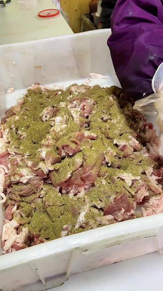 香肠制作中…#腊肉腊肠 #备年货 #灵智广场 #都匀