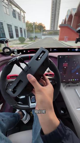 这是YU7自带线拓展坞,想用的时候拉出来,不用的时候收回去,轻松解决苹果手机充电慢充电不方便的问题!