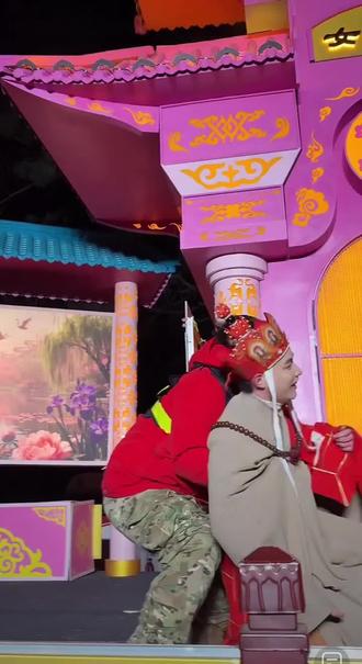 东宝今晚累坏了❤️ 真是连蹦带跳还的喊 演出太精彩👍互动游客也特别出彩👏 演到超时直接续上第二场了 台下的观众都心疼了 让他休息一会,保安上台直接给他抬下去了,休息五分钟继续上台,太不容易了#闫东#拼命三郎的一天 #长春动植物公园#御弟哥哥来了 #快来围观吧