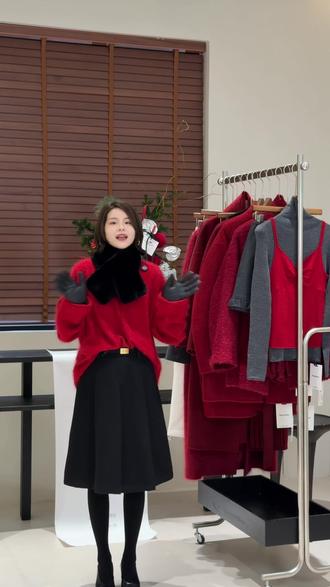 年末当然要红气养人,圣诞跨年节日氛围感穿搭#过年穿什么#新年穿搭#红色旺中女#红色大衣#节日穿搭