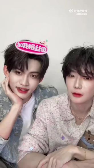 旗熠青是云熠为我们小星河选的颜色,是我们小星河独属的应援色,当初这个颜色海选的时候选的人并不多,但是他们喜欢,他们觉得更合适。