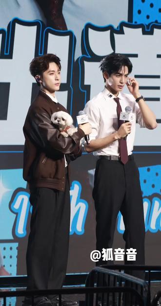 逸逸带小欢喜上台,宋威龙撸狗🐶等不了1秒~
#宋威龙 #张逸杰 #宋威龙见面会 #骄阳似我 #林屿森