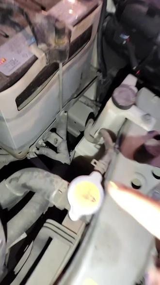 #分享生活小技巧 #防冻液 #防冻液更换 #自己修车 如果发现防冻液面低,屈臣氏蒸馏水是一个很不错的平替添加品