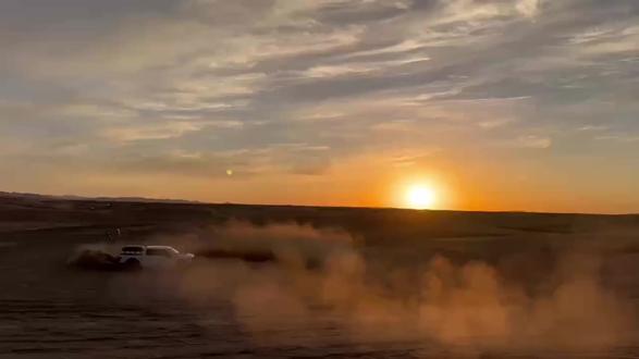 漂移、沙漠扬沙、画圆⭕️
操作方法:专家模式——运动、激进、全关(具体看视频结尾图片);2H或4H选择看所处的地面环境,地面为土、沙选2H;地面为雪、冰选4H,选4H因为地面光滑需要足够的稳定性,当然2H的情况下也可以选4H来完成;模式选好以后挂手动一档或者二档,打方向踩油门就可开始。当你试过之后就发现好像没那么难,剩下的就需要稍稍练习即可。
注意事项:
1、漂移虽然好玩,但是不敢一直不停的漂,玩个不停,因为这种操作下发动机高转速,变速箱扭矩大,长时间玩会烧掉变速箱,就需要跟换变速箱;
看到视频回想起第一次跟着大神去沙漠,(大神是我越野领路人)非常帅气、又酷又飒,立马成为全场焦点,好羡慕,佩服之情油然而生!现在已经物是人非,愿我们大家都越来越好,终能再聚一起畅游荒野!