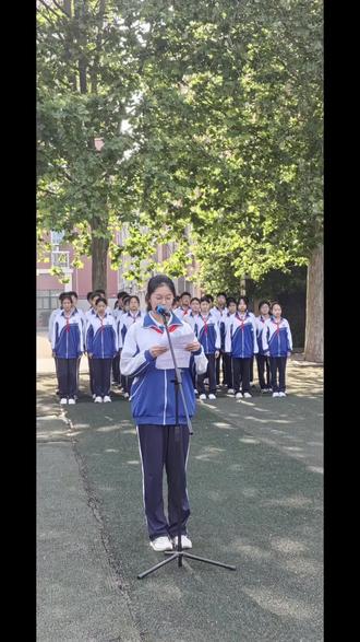 升国旗奏国歌,有请发言人:谢佳雯👏👏