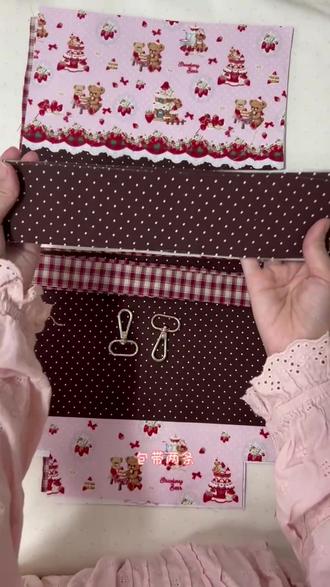 05圣诞束口包教程😍
超级好看的水桶包教程哟🧐
如果想用教程的搭配可以直接购买材料包
不过我也期待其他的搭配返图呢
#我的手工作品 #教程 #缝纫日常 #手作diy #缝纫diy