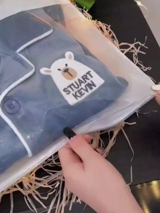 #dou上热门 冬天就给孩子穿这种超暖和的家居服,它是这种很密实的海岛绒,软乎乎的,穿上身就很暖和,而且还是亲子款的,特别适合一家人一起穿,宅家的幸福感直接拉满了。#家居服睡衣 #儿童家居服 #亲子装一家四口 #保暖套装 @DOU+小助手