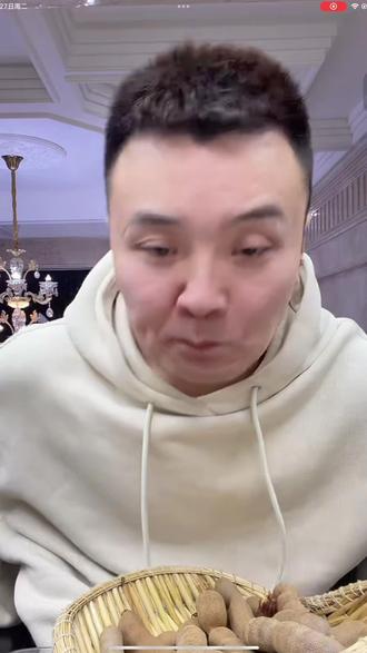 多年能自己吃甜酸角但是拿不起来 需要家人给去皮 为什么多年情绪暴躁 大多数受伤后带来的心理创伤 所以还希望大家多包涵#美食 #多年 #丫丫 #甜酸角 #多年直播