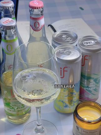 女生微醺|茉莉花茶撞上果酒气泡,2.8度低醇不挑人,入口是茶香裹着果香,微醺不醉超自在~#深夜微醺 #微醺 #微醺时刻 #深夜的酒 #if果酒