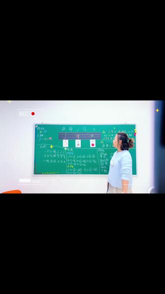 拼音声母的复习j q x
读法口诀助记:
🐤一只小鸡jjj
🎨小小气球qqq
🍉一块西瓜xxx
⚠️写法:✍️
j唯一住上中下格的字母,共2笔,先写竖左弯,再写点。注意‼️点在上格,比第二条线略高一点。
q住中格和下格,共2笔,先写左上半圆,再写长竖。注意‼️竖从中格写到下格,不可碰到第四根线。
×住中格,共2笔,先写右斜,再写左斜。注意‼️左斜、右斜角度要一样。
3️⃣带调拼读j q ×与单韵母组成的两拼、三拼
‼️两拼音节jiqixi 带调拼读练习ju qu xu(难点)
jqx与ü(🐟)相拼的规则:
1、jqx从不和ü相拼
2、jq×和ü相拼时,必须要省去
上面两点,去掉两点还读ü
#学前教育 #邢台幼小衔接 #幼小衔接拼音 #幼小衔接春季招生#邢台一加一成长中心