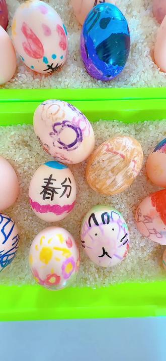 #二十四节气 ~春分#立蛋#绘蛋
把春天“立”起来,再“画”进蛋壳里 🌿🥚 这就是孩子们眼中最好玩的春分呀~