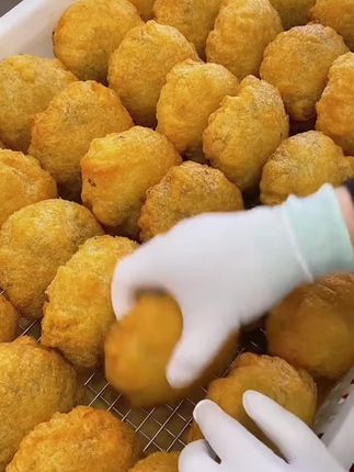 东北老式炸糕,满满的红豆馅,外酥里糯,一口下去满满的豆香味#好吃到停不下来 #油炸糕 #脆皮炸糕 #老人小孩都爱吃 #小时候味道