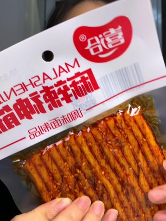 费牙小辣条#零食对我下手了 #这个真的太好吃了 #深夜偷吃 #妈呀太好吃了 #追剧必备