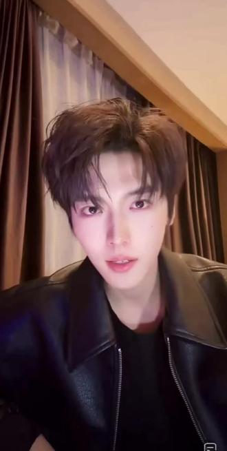 大家一起来看《不与青山辞》🎉🎉
(2.21直播录屏)@卡戎☁️ @卡戎小星球 @卡戎工作室 #向全世界安利卡戎