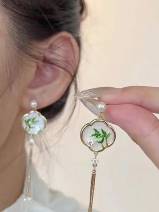 新中式翠竹流苏耳饰,清冷感拉满,搭旗袍/汉服戴上秒变东方美人#新中式耳饰 #国风配饰 #流苏耳环 #高级感耳饰 #秋冬耳饰