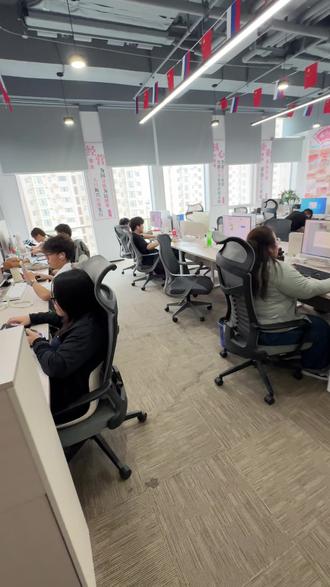 今天不讲自己 讲19岁少年勇闯ozon跨境 今天不讲自己 讲19岁少年勇闯跨境。今天分享19岁道友勇闯ozon,在看到这个少年之前,我也在同样的年纪想过去尝试一些东西,奈何19岁的我那会只会逃避,你的勇气和胆量确实🐮,值得学习。个人做ozon也有一年多了,也有点小成就,虽然陆陆续续开单也总结到了一些经验,但是我也有时候会想,人这辈子“到底是人脉重要”还是“圈子重要”,随着记录不断的更新,你们跟这位少年一样,给我了答案,我也是以自己目前的认知再做分享,当然也有很多人再问能不能学习交流,我的答案是肯定是可以的,不过现在还不是时候,我也只能去挑一些真正踏进来了并实实在在遇到问题的做一个自有认知的一个分享。所以各位道友们,请再等等。等我李某人先摸透彻,我到时候与感兴趣的大家深度交流,最后我希望你我都能像这个19岁少年一样,抱着:“狗不干我干”的心态继续前行,攥住初心,往前冲,不管你是什么身份或职业。只要初心在,我相信,我们都能方得始终。加油吧,少年🐮b!继续加油吧,少年!#学生创业 #跨境电商#欧众