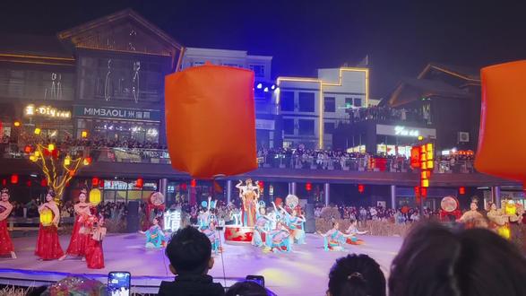 正月初四靖远水街开始表演#跟我打卡最红地标 #现场演出精彩还可以拍照哦 #打卡新地标 #音乐会现场实拍 #演出现场