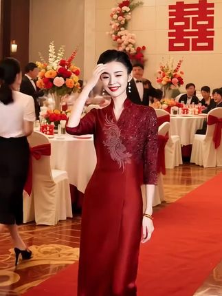 喜婆婆妈妈婚宴装春季新款酒红色高定气质婚庆礼服服装旗袍钉珠#旗袍连衣裙#谁穿都好看#高贵典雅