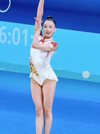 #艺术体操球操欣赏 #彩球轻挽若流霞,旋跃如风拂碧纱,笑靥随球追光影,一抛一接落英华。 #美女运动员