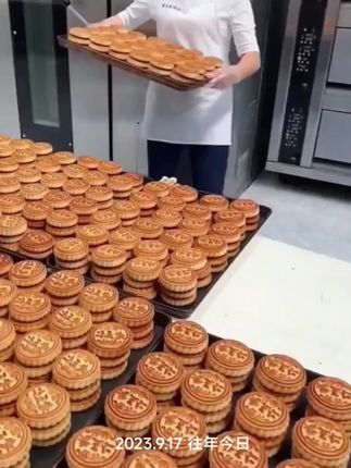 70 80 90 后小时候过节才可以吃到的老式五仁月饼,现在随时都可以吃到了,色泽金黄,皮薄馅好,你有多久没有吃过了,快来尝尝吧#强烈推荐 #五仁月饼 #抖音美食推荐官 #月饼 #老味道五仁月饼