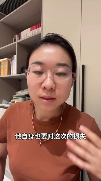 在车位上安装地锁,将行人绊倒的,赔偿责任如何承担?