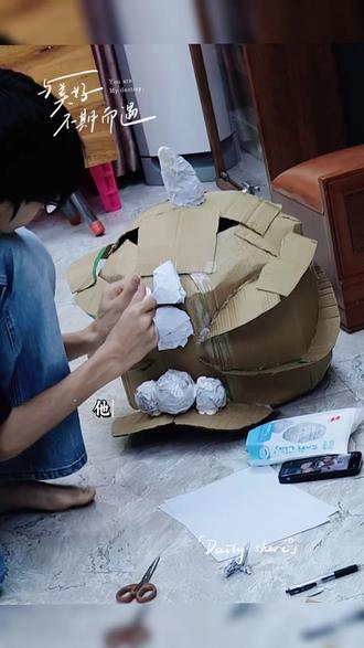 希哥把废纸板变醒狮头!~传统文化yyds!