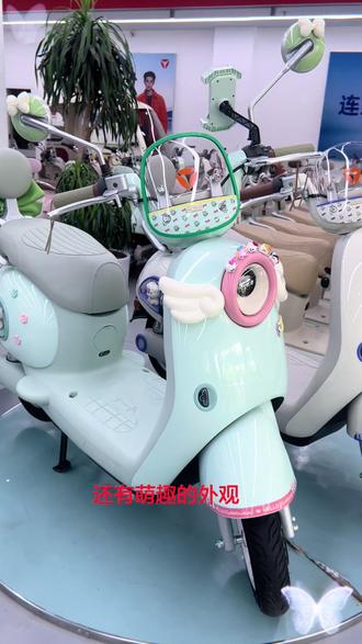 #雅迪电动车 #雅迪麦芒PR0 核心安全配置:标配TCS牵引力控制系统,雨雪天有效防止后轮侧滑,提升骑行稳定性。
减震与制动:前后双液压减震,大幅过滤颠簸,骑行更舒适。采用前碟后鼓刹车,制动更灵敏。
实用灯光:智能光感大灯,遇黑即亮,还支持远近光切换,夜间骑行更安全。