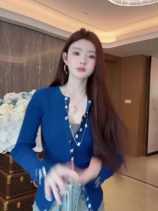 这件衣服真的太高级了,经典的小立领设计,百搭又时髦,而且它还是羊毛混纺的料子,上身特别舒服,版型也很绝,穿上就是妥妥的气质女神。快喊上你的小姐妹一起入手吧!