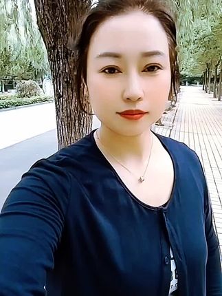 你有多久没有笑过,那种发自己内心的笑……曾经的笑是一种快乐的心情,如今的笑是一种敷衍的表情而已,生活的压力让我们学会了沉默……#转身的瞬间是无奈 #助手抖音
