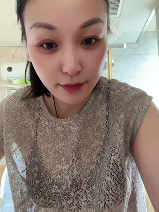 铜合金的黑色叶子耳扣,真的简单又好看。一对的又实惠。