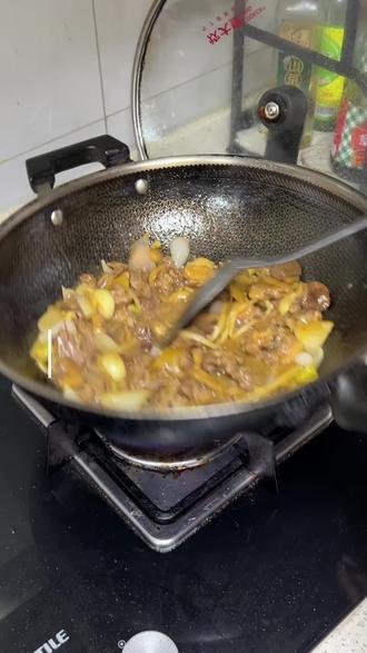 每一天的日常记录都显得弥足珍贵,今天是#广西柠檬鸭 #枸杞叶牛血汤 #简简单单一顿家常便饭