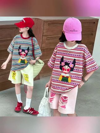 家里有小公主的一定要给她买这套衣服,上身真的太可爱了!它是那种很韩系的风格,条纹宽松的休闲T恤,搭配牛仔破洞短裤,一整套穿上特别洋气,满满的少女感。快给你家宝贝安排起来吧!#生女儿就是用来打扮的 #夏季穿搭 #ootd穿搭 #潮流穿搭 #暑假出游穿搭
