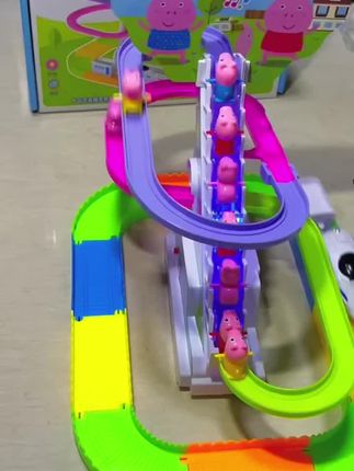 粉贝小猪爬楼梯音乐轨道玩具滑滑梯小猪自动电动拼装高铁火车轨道