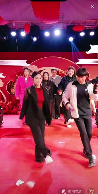 唐大哥结婚,妹妹三妹与风少一起把气氛带到高潮!!👏👏👏#记录精彩瞬间 #唐三妹 #风少爷 #山歌对唱 #山歌热门推送 @唐三妹亲哥10月22号结婚庆典