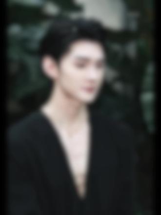 攀高枝好看!快去看~
期待一家三口在同班~
不是纯写实画的不像不要在意,我努力了~
#王译磊 #短剧 #人物画像 #procreate绘画